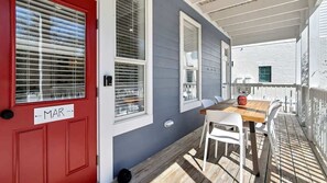 Outdoor dining - Beachside flat w/ patio & BBQ grill (Santa Rosa Beach)