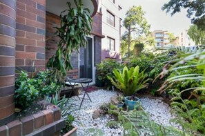 Terrace/patio - Bondi local garden living, 5 mins walk to beach (Bondi Beach)