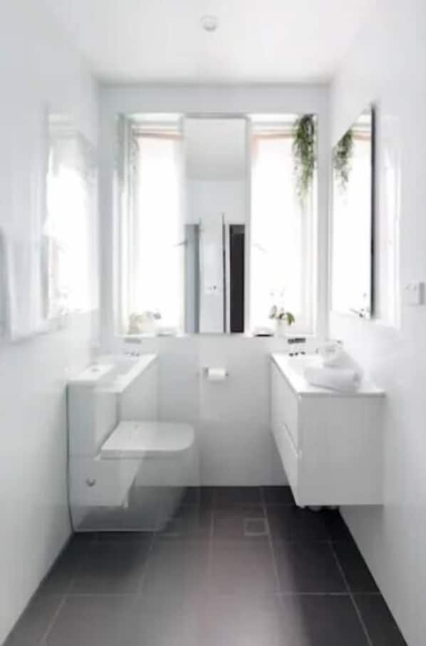 Shower, hair dryer - Bondi local garden living, 5 mins walk to beach (Bondi Beach)