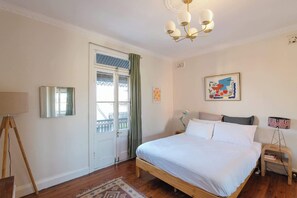 2 bedrooms, desk, iron/ironing board, WiFi - Sunny & Vibrant home in prime Newtown location (Newtown)