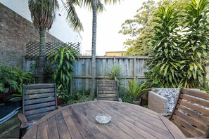 Outdoor dining - Sunny & Vibrant home in prime Newtown location (Newtown)