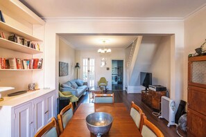 Interior - Sunny & Vibrant home in prime Newtown location (Newtown)