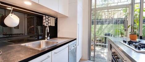 Fridge, oven, stovetop, dishwasher