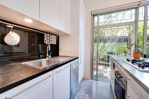 Fridge, oven, stovetop, dishwasher - Lush Bondi Beach lifestyle 50m to beach w parking (Bondi Beach)