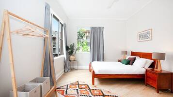 5 bedrooms, iron/ironing board, WiFi, bed sheets