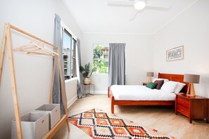 5 bedrooms, iron/ironing board, WiFi, bed sheets - Incredible Beachside Location 4 Bed Apartment (Bondi Beach)