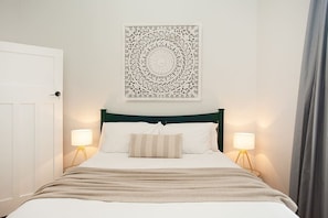 5 bedrooms, iron/ironing board, WiFi, bed sheets - Incredible Beachside Location 4 Bed Apartment (Bondi Beach)