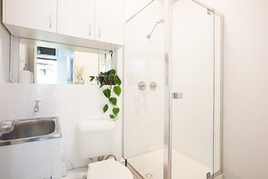Een douche, een haardroger, handdoeken