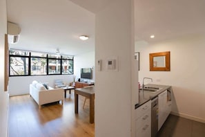 TV - Treetops Erskineville Apartment w Parking & Aircon (Erskineville)