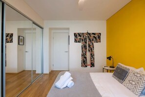 1 bedroom, iron/ironing board, WiFi, bed sheets - Treetops Erskineville Apartment w Parking & Aircon (Erskineville)