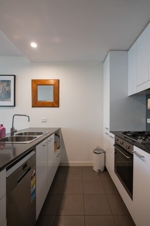 Fridge, microwave, oven, stovetop - Treetops Erskineville Apartment w Parking & Aircon (Erskineville)