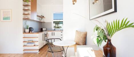 Réfrigérateur, four, plaque de cuisson, grille-pain