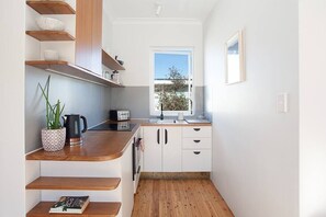 Fridge, oven, stovetop, toaster - Sun-filled North Bondi Apartment moments to beach (North Bondi)