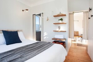 1 bedroom, iron/ironing board, WiFi, bed sheets - Sun-filled North Bondi Apartment moments to beach (North Bondi)