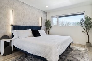 3 bedrooms, desk, iron/ironing board, free WiFi