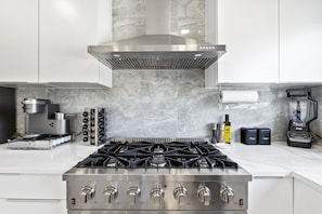 Fridge, microwave, oven, stovetop - Upscale Getaway with Ping-Pong, Hammocks, and Tennis. Pet-Friendly! (Austin)