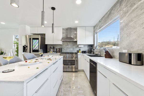 Frigorifero, microonde, forno, piano cottura