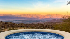 Ein Whirlpool mit Blick auf eine gebirgige Landschaft.