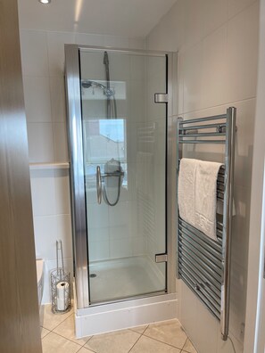 Ducha, secador de pelo, toallas y jabón