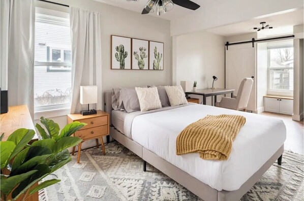 2 habitaciones, escritorio y tabla de planchar con plancha 