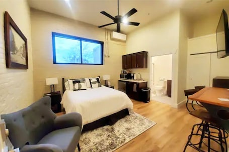 1 chambre, Wi-Fi, draps fournis. Small town apartment just steps to shops, restaurants and the river!