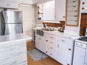Fridge, oven, stovetop, coffee/tea maker