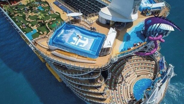 Un navire de croisière doté d’une grande piscine, d’un théâtre et d’un toboggan aquatique.
