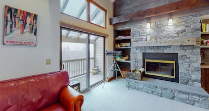 Three-story, ski-in/out condo with mountain view - dog-friendly