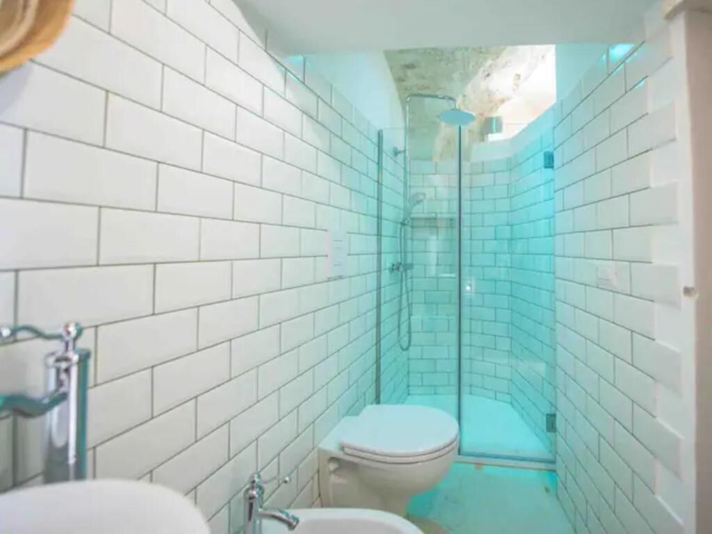 Douche, sèche-cheveux, bidet, serviettes fournies