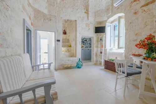 Historic house in a quiet area with sun terrace a few meters from the square