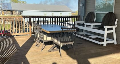 Bayou Paradise Lodge 3bed 2Bath Bunk Delacroix Fish Camp sleep 2-24 w/cargo lift