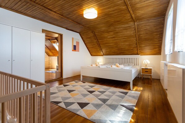 3 bedrooms, iron/ironing board, free WiFi, bed sheets