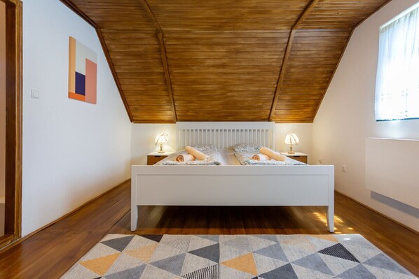 3 bedrooms, iron/ironing board, free WiFi, bed sheets