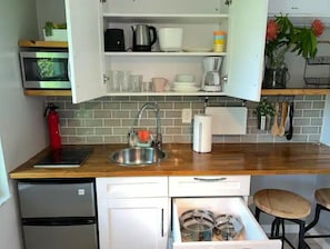 Réfrigérateur, four à micro-ondes, surface de cuisson, cafetière-théière