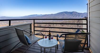 Incredible Mtn. Views, Indoor & Out Door Pools, Cozy Loft, Minutes to Downtown!