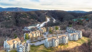 A residential area with detached houses and a small cluster of apartment buildings. - Incredible Mtn. Views, Indoor & Out Door Pools, Cozy Loft, Minutes to Downtown! (Gatlinburg)