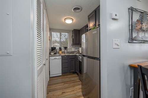 Incredible Mtn. Views, Cozy Loft, Minutes to Downtown, Indoor & Out Door Pools!