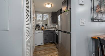 Incredible Mtn. Views, Cozy Loft, Minutes to Downtown, Indoor & Out Door Pools!