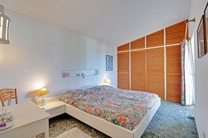 3 bedrooms, iron/ironing board, travel cot, free WiFi