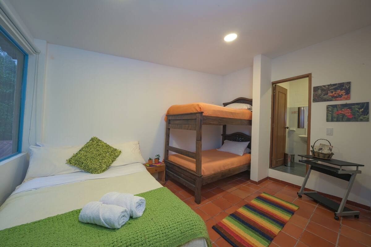 Habitación cuádruple básica | Edredón y cuna de viaje
