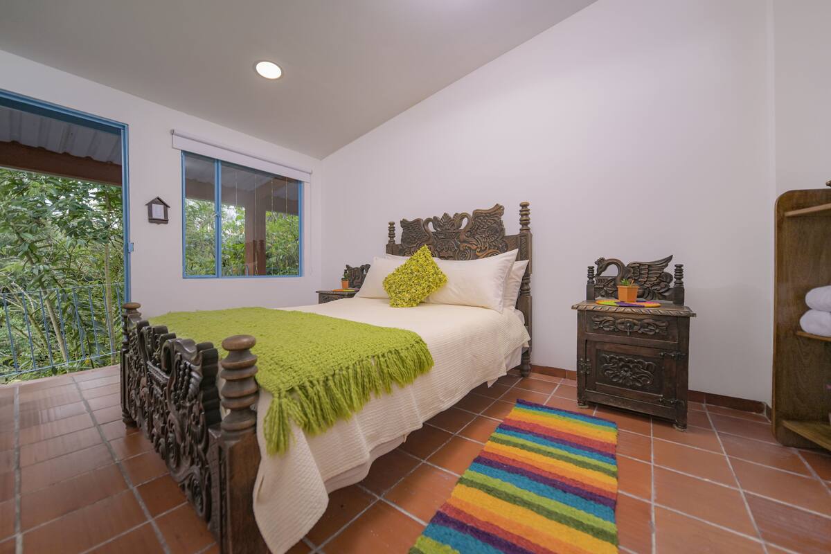 Habitación estándar con 1 cama matrimonial o 2 individuales | Edredón y cuna de viaje