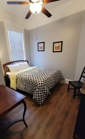 2 bedrooms, WiFi - In Through The Side Door (Victorian District) (Savannah)
