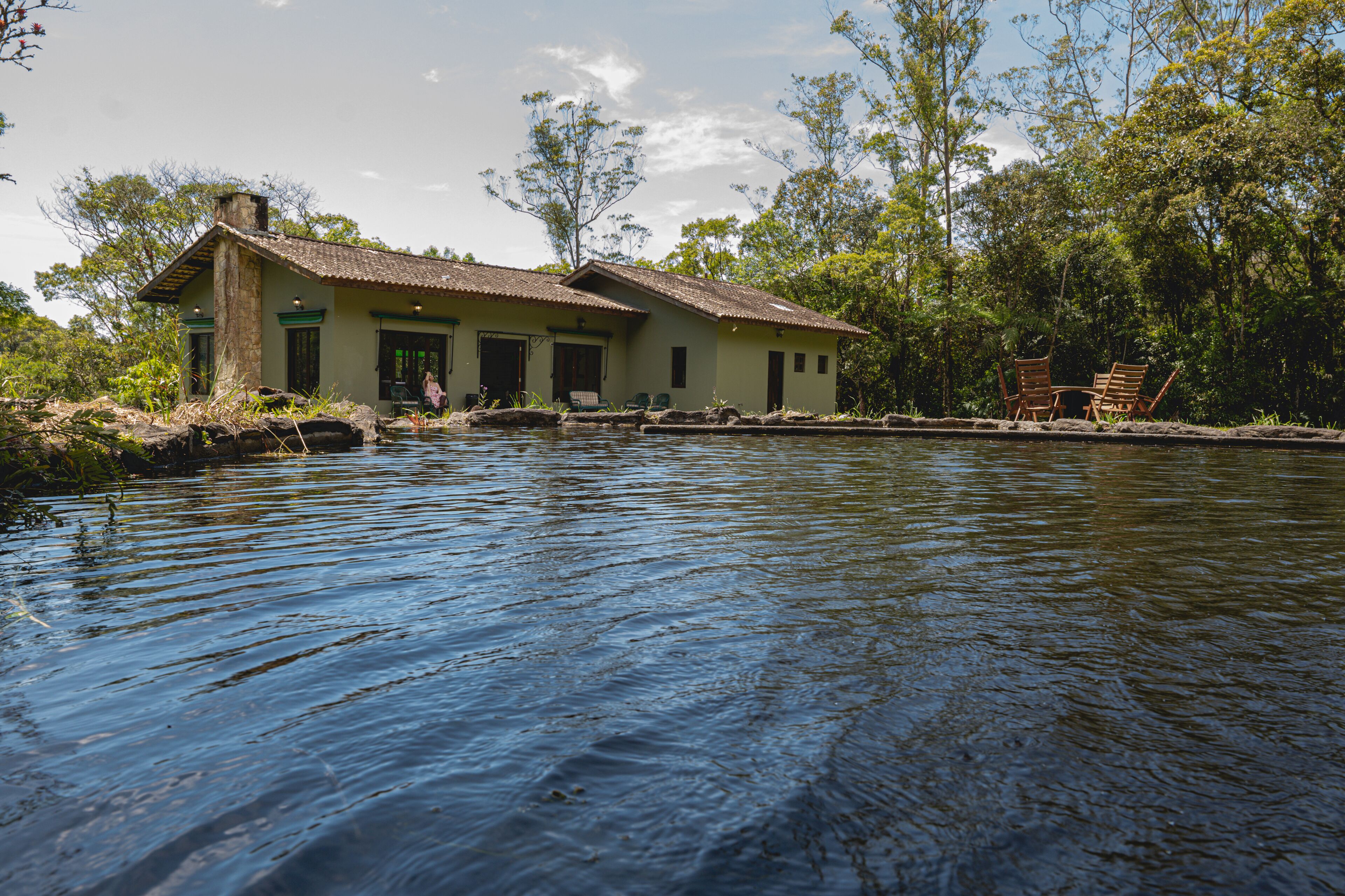 Una piscina al aire libre, guardavidas en la propiedad
