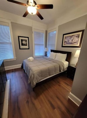 2 bedrooms, WiFi - Top Shelf (Victorian District) (Savannah)
