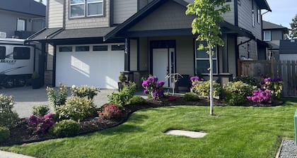 Newer private cozy 1 bdrm suite located 5 mins from all amenities.