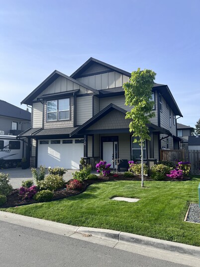 Newer private cozy 1 bdrm suite located 5 mins from all amenities.