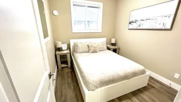 1 quarto, ferros/tábuas de passar roupa, berço de viagem