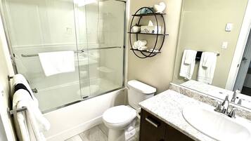 Ducha, secador de pelo, toallas, jabón