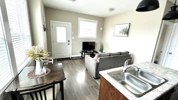 1 habitación, tabla de planchar con plancha y cuna de viaje