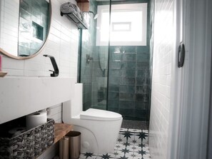 Dusche, Haartrockner, Handtücher, Seife